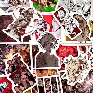 Puede incluir: Una colecci&oacute;n de pegatinas de estilo anime que presentan varios personajes en poses de acci&oacute;n. Las pegatinas muestran una gama de colores, incluyendo rojo, blanco y negro, con ilustraciones detalladas y composiciones din&aacute;micas. Las pegatinas est&aacute;n sobre un fondo blanco.