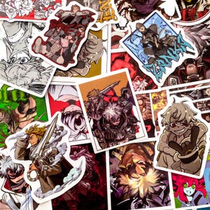 Puede incluir: Una colecci&oacute;n de pegatinas de estilo anime con varios personajes en poses din&aacute;micas. Las pegatinas muestran una gama de colores, incluyendo rojo, azul y marr&oacute;n, con ilustraciones detalladas y composiciones din&aacute;micas. Las pegatinas est&aacute;n sobre un fondo blanco.