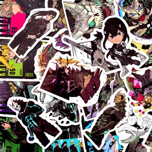 Pu&ograve; includere: Una collezione di adesivi in stile anime con vari personaggi in pose dinamiche. Gli adesivi presentano una gamma di colori, tra cui nero, bianco e sfumature di blu e verde. Alcuni adesivi hanno del testo e il tema generale &egrave; fantasy e azione.