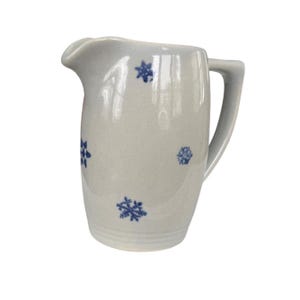 Jarra vintage Pfaltzgraff de 10 cm (4 pulgadas) con diseño de copo de nieve azul atómico.