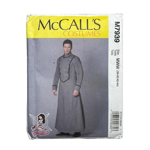 Op de afbeelding: McCall's Costumes naaipatroon M7939 voor een lange, grijze jas met opstaande kraag, zwarte bies en knopen. De envelop bevat de tekst McCall's Costumes, M7939 en maat MWW (38-40-42-44). Een afbeelding toont een persoon die de jas draagt.