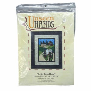 Peut inclure: Un kit d'artisanat dans un sac en plastique transparent. Le kit présente le texte "Unseen Hands" et une image encadrée d'une maison, d'arbres et de fleurs. Le texte "Letter From Home" est également visible, ainsi que les dimensions finies de 121.28 cm x 145.41 cm.