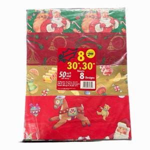 Peut inclure: Un paquet de feuilles de papier cadeau de Noël avec huit motifs festifs différents. Chaque feuille mesure 76,2 cm x 76,2 cm. Les motifs incluent le Père Noël, des rennes et des friandises de Noël. Le paquet contient 4,65 m² de papier cadeau.