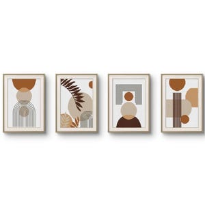 Op de afbeelding: Vier ingelijste abstracte kunstprints. Elke print heeft een uniek ontwerp met geometrische vormen, waaronder bogen, cirkels en lijnen, in tinten bruin, beige en wit. Het kunstwerk wordt weergegeven in een neutraal getinte lijst.