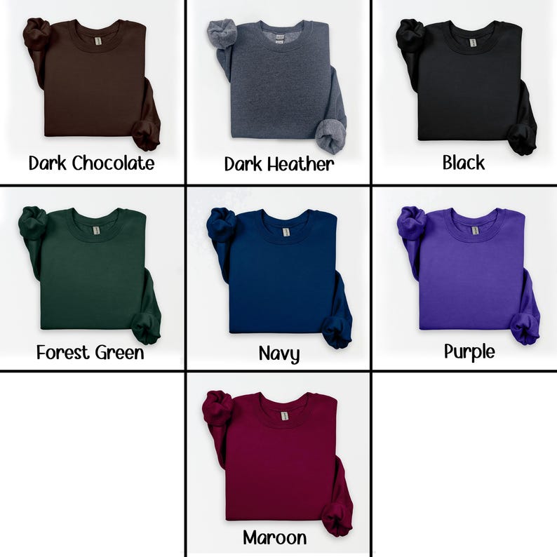 Pu&ograve; includere: Una collezione di felpe girocollo in vari colori tinta unita, tra cui cioccolato fondente, grigio scuro, nero, verde foresta, blu navy, viola e bordeaux. Ogni felpa &egrave; esposta con il nome del colore sottostante.