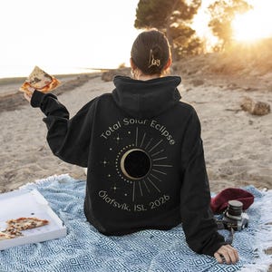 Sudadera personalizada con diseño de eclipse solar total / Sudadera con diseño de la trayectoria de la totalidad / Cuenta atrás para la totalidad / Sudadera celeste / Sudadera con diseño de las fases lunares y solares en astronomía imagen 2
