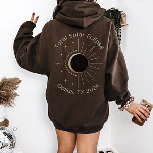 Sudadera personalizada con diseño de eclipse solar total / Sudadera con diseño de la trayectoria de la totalidad / Cuenta atrás para la totalidad / Sudadera celeste / Sudadera con diseño de las fases lunares y solares en astronomía imagen 4