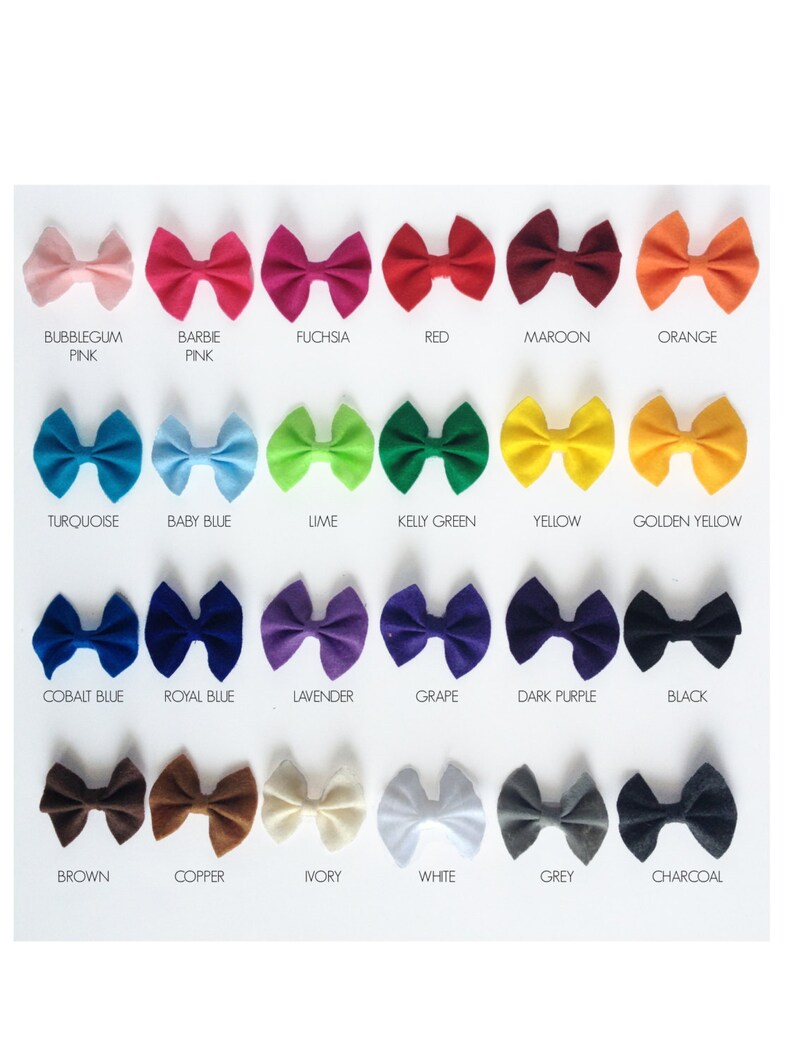 Puede incluir: Una tabla de 24 lazos para el pelo de fieltro en varios colores, incluyendo rosa chicle, turquesa, azul cobalto, marr&oacute;n y carb&oacute;n. Cada lazo est&aacute; etiquetado con el nombre de su color.