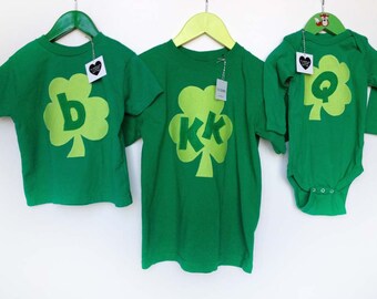 St Patrick día verde trébol inicial camiseta bebés, niños y bebés