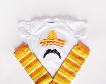 Cinco De Mayo One Piece, Sombrero und Schnurrbart Bodysuit mit Hand gefärbt Baby Stulpen