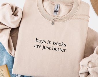 Sudadera "Los chicos en los libros son simplemente mejores" - Suéter de lector de Romantasy