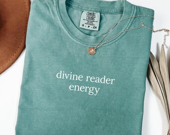 Camiseta Energía Divina del Lector – Camiseta Bookish Comfort Colors®