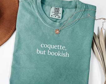 Camiseta Coqueta Pero Apasionada de los Libros – Camiseta Literaria para Chica Comfort Colors®