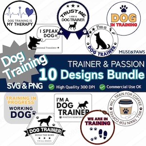Può includere: Una collezione di 10 design per l'addestramento del cane in formati SVG e PNG. I design includono frasi come "Dog Training is My Therapy", "I Speak Dog" e "Dog Trainer". I design presentano sagome di cani, impronte di zampe e tazze di caffè.