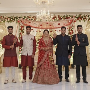 Puede incluir: Un juego de tres tazas de cerámica con un acabado moteado y mate. Las tazas son de color crema, gris claro y gris oscuro. Cada taza tiene un diseño simple y minimalista.