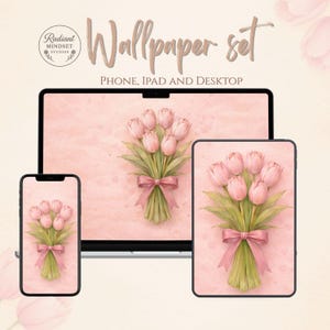 Può includere: Un set di sfondi digitali con un bouquet di tulipani rosa legato con un nastro rosa, visualizzato su un telefono, un tablet e uno schermo di computer. Lo sfondo è un morbido lavaggio ad acquerello rosa. Il testo "Wallpaper set" e "Phone, iPad and Desktop" sono visibili.