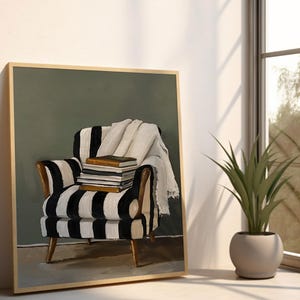 Op de afbeelding: Een ingelijst kunstwerk toont een zwart-wit gestreepte fauteuil met houten poten. Een stapel boeken ligt op de zitting en een witte deken is over de rugleuning gedrapeerd. Het kunstwerk staat tegen een gedempte groene achtergrond.