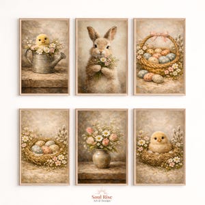 Op de afbeelding: Set van zes ingelijste kunstdrukken met een Pasen-thema. De prints tonen een kuiken in een gieter, een konijn met bloemen, een mand met versierde eieren, een nest met eieren, een vaas met bloemen en een kuiken in een nest. De kunstwerken hebben een vintage stijl.