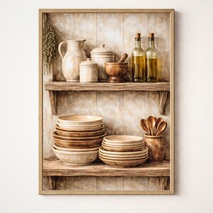 Könnte beinhalten: Gerahmter Kunstdruck einer rustikalen Küchenszene. Holzregale zeigen eine Sammlung von Keramik, darunter ein Krug, Gläser und Schalen. Zwei Glasflaschen mit Korken stehen neben einem Mörser und Stößel. Ein Bündel getrockneter Kräuter hängt links.