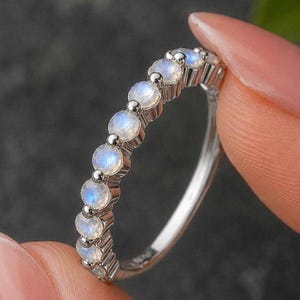 Naturlig månsten 2 mm halv alliansring, Elegant stapelring för kvinnor, 14K guld bröllopsförlovningssmycke gåva, Juni födelsestensring