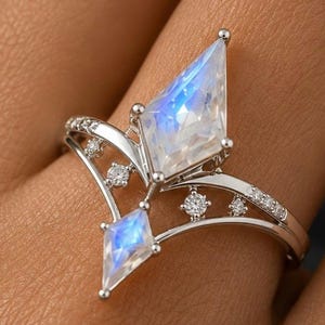 Bague en pierre de lune arc-en-ciel naturelle, anneau en or blanc à chevrons fendus, bague de promesse taille cerf-volant, alliance empilable en forme de V, bague de naissance de juin