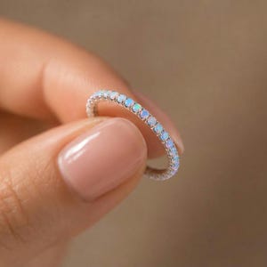 Bague d'éternité en opale, bague empilable en or 14 carats minimaliste, bague en opale délicate, bague d'éternité en or opale, bague de promesse en or 10 carats, cadeau pour elle