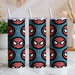 Peut inclure: Trois gobelets en acier inoxydable avec un motif Spider-Man. Les gobelets pr&eacute;sentent un motif r&eacute;p&eacute;t&eacute; du masque de Spider-Man en rouge et noir sur un fond bleu sarcelle avec un motif de toile d'araign&eacute;e. Chaque gobelet a une paille blanche et un couvercle transparent.