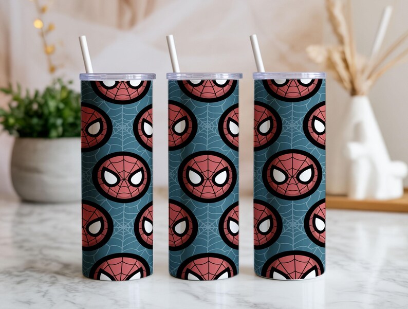 Peut inclure: Trois gobelets en acier inoxydable avec un motif Spider-Man. Les gobelets pr&eacute;sentent un motif r&eacute;p&eacute;t&eacute; du masque de Spider-Man en rouge et noir sur un fond bleu sarcelle avec un motif de toile d'araign&eacute;e. Chaque gobelet a une paille blanche et un couvercle transparent.