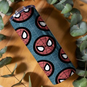 Peut inclure: Un gobelet en acier inoxydable avec un motif r&eacute;p&eacute;t&eacute; du masque de Spider-Man sur un fond bleu sarcelle avec des toiles d'araign&eacute;es blanches. Le gobelet mesure environ 20 cm de haut.