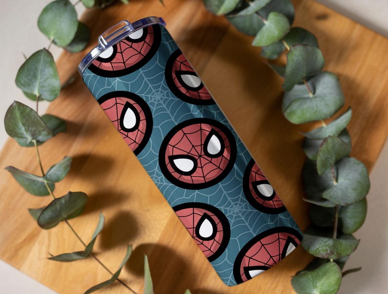 Peut inclure: Un gobelet en acier inoxydable avec un motif r&eacute;p&eacute;t&eacute; du masque de Spider-Man sur un fond bleu sarcelle avec des toiles d'araign&eacute;es blanches. Le gobelet mesure environ 20 cm de haut.