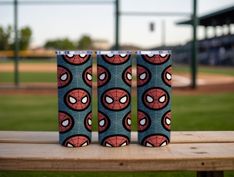 Peut inclure: Trois gobelets en acier inoxydable avec un motif Spider-Man. Le motif pr&eacute;sente le masque du personnage en rouge et blanc, sur un fond bleu sarcelle avec un motif de toile d'araign&eacute;e. Les gobelets sont cylindriques et ont des couvercles argent&eacute;s.
