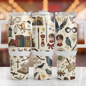 Puede incluir: Un juego de tres tazas de viaje aisladas con asas blancas, con un fondo color crema y un patrón repetido de ilustraciones. El diseño incluye gafas, pájaros, libros y otros elementos temáticos.