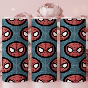 Peut inclure: Trois gobelets cylindriques avec un motif r&eacute;p&eacute;t&eacute; du masque de Spider-Man sur un fond bleu sarcelle avec un motif de toile d'araign&eacute;e. Le masque est rouge avec des contours noirs et des formes d'yeux blancs. Les gobelets sont probablement en acier inoxydable.