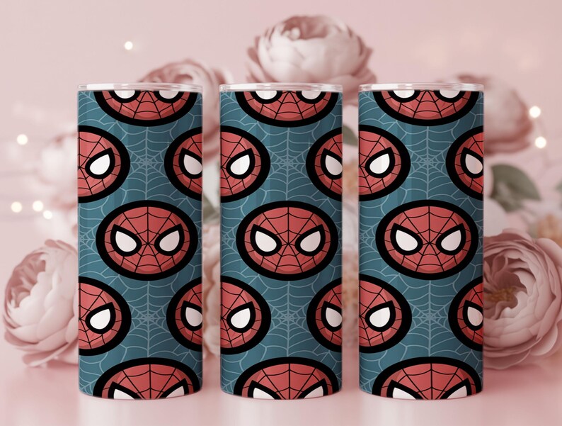 Peut inclure: Trois gobelets cylindriques avec un motif r&eacute;p&eacute;t&eacute; du masque de Spider-Man sur un fond bleu sarcelle avec un motif de toile d'araign&eacute;e. Le masque est rouge avec des contours noirs et des formes d'yeux blancs. Les gobelets sont probablement en acier inoxydable.