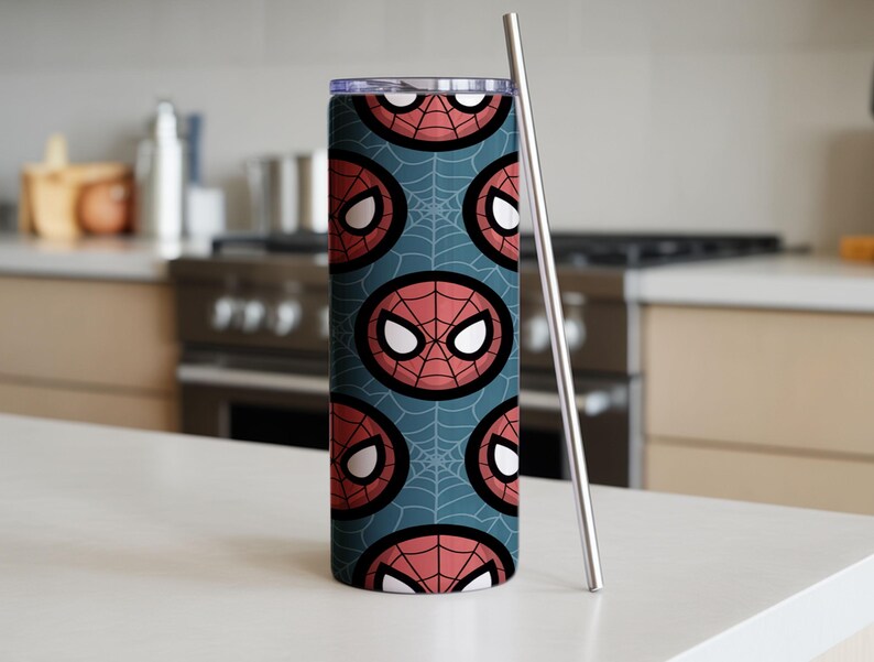 Peut inclure: Un gobelet cylindrique et haut avec un motif r&eacute;p&eacute;t&eacute; du masque de Spider-Man sur un fond bleu sarcelle avec des toiles d'araign&eacute;es blanches. Une paille en m&eacute;tal argent&eacute; est plac&eacute;e &agrave; c&ocirc;t&eacute; du gobelet. Le gobelet est con&ccedil;u pour les boissons froides.