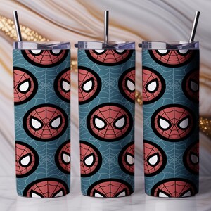 Peut inclure: Trois gobelets en acier inoxydable avec couvercles et pailles. Les gobelets pr&eacute;sentent un motif r&eacute;p&eacute;t&eacute; du masque de Spider-Man sur un fond bleu sarcelle avec un motif de toile d'araign&eacute;e. Le masque est rouge avec des contours noirs et des yeux blancs.