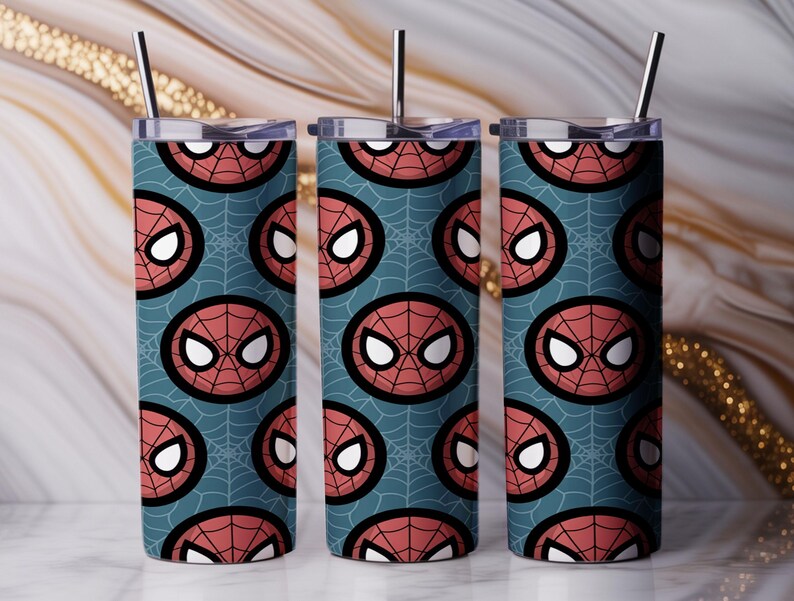 Peut inclure: Trois gobelets en acier inoxydable avec couvercles et pailles. Les gobelets pr&eacute;sentent un motif r&eacute;p&eacute;t&eacute; du masque de Spider-Man sur un fond bleu sarcelle avec un motif de toile d'araign&eacute;e. Le masque est rouge avec des contours noirs et des yeux blancs.