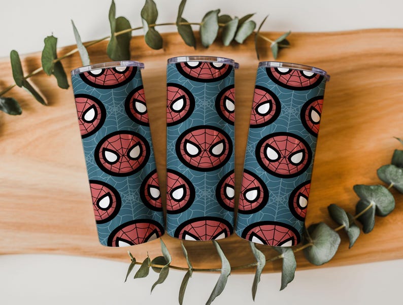 Peut inclure: Trois gobelets en acier inoxydable avec un motif r&eacute;p&eacute;t&eacute; du masque de Spider-Man sur un fond bleu sarcelle avec un motif de toile d'araign&eacute;e. Le masque est rouge avec des yeux blancs et un contour noir.
