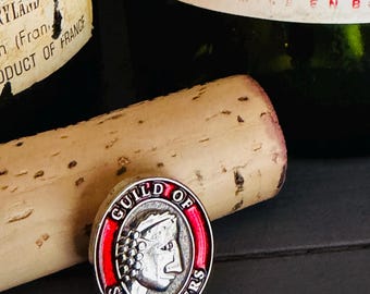 Pin de solapa del Gremio de Sumilleres: Insignia de sumiller esmaltada en rojo y dorado