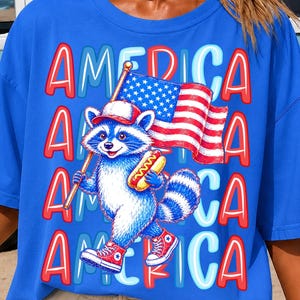 Mapache americano divertido PNG, imágenes prediseñadas de mapache patriótico, diseño de sublimación del 4 de julio, gráfico de perrito caliente con la bandera de EE. UU., Día de la Independencia