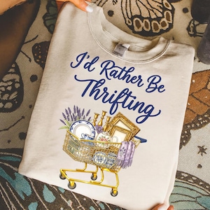 Ich würde eher Thrifting PNG, Thrift-Liebhaber-Geschenk, Blau-Gold-Vintage-Dekor-Wagen, Retro-Thrift-ästhetisches Shirt, Second-Hand-Shopper-Design