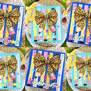 Puede incluir: Un letrero cuadrado con un gran lazo de estampado de leopardo hecho de lápices con gomas rosas. El fondo muestra reglas amarillas y patrones de papel cuadriculado azul. Cada letrero incluye texto que indica un nivel de grado escolar.