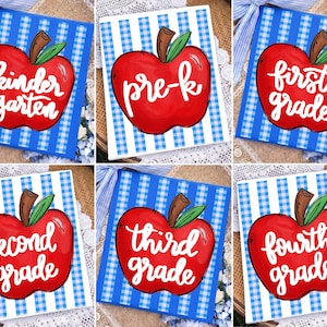 Preppy Back to School Apple PNG Bundle, Kindergarten Pre-K Erste Zweite Dritte Vierte Klasse Shirt Design, Lehrer Sublimation PNG Herunterladen