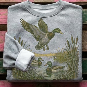 Vintage Stockente PNG | Entenjagd Sublimations Design | Retro Sumpfland Jagd Kunst | Old School Camo Enten Illustration Bild 5