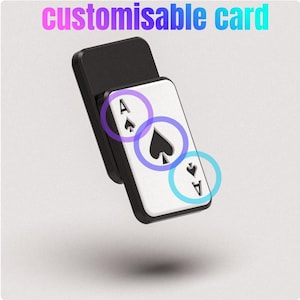 Op de afbeelding: Een zwarte kaarthouder met een witte speelkaart met de Aas van Schoppen. De tekst "customisable card" wordt weergegeven in een kleurengradiënt. De kaart is gemarkeerd met paarse en blauwe cirkels.