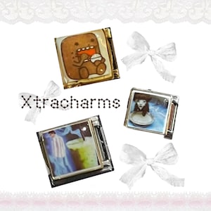 Op de afbeelding: Vier kleine, vierkante bedels met verschillende afbeeldingen, waaronder een stripfiguur en een persoon. De bedels zitten in zilverkleurige metalen frames. Witte kanten strikken zijn verspreid rond de bedels. De tekst "Xtracharms" is ook aanwezig.