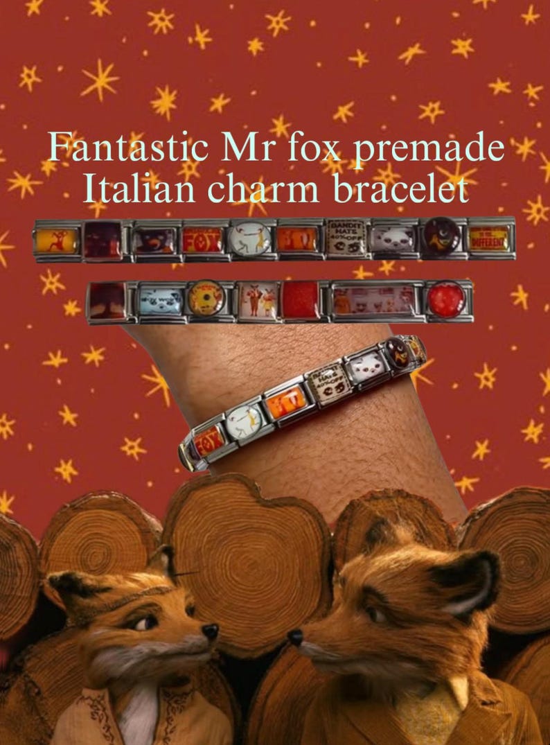 Op de afbeelding: Een zilverkleurige Italiaanse bedelarmband met diverse rechthoekige schakels met kleurrijke illustraties en tekst, inclusief de woorden Fantastic Mr fox premade Italian charm bracelet weergegeven boven de sieraden.