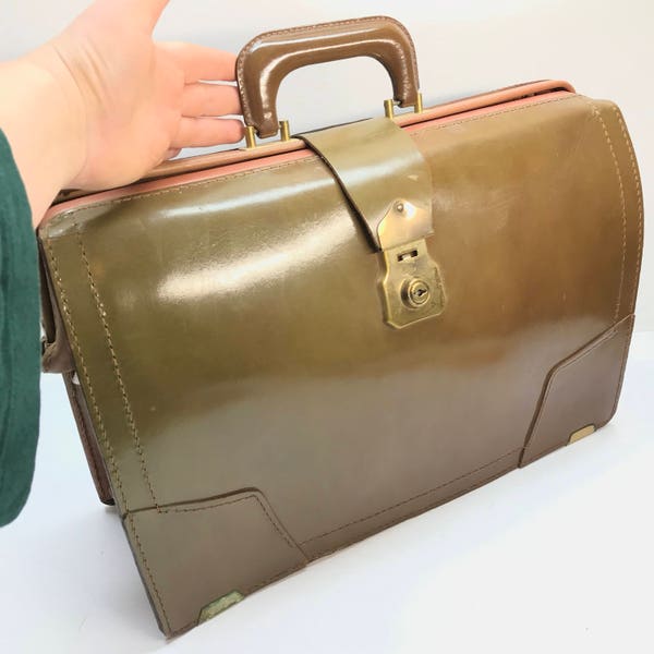 VINTAGE RENWICK LEATHER briefcase. hipster briefcase. brown leather briefcase.  lawyer briefcase. doctors bag. laptop bag. made in Canada