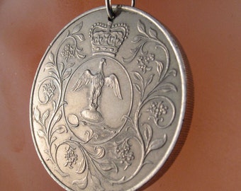 ENGLAND COIN NECKLACE. silver jubilee crown bird coin. 1977 coin. queen. equestrian. british. uk. No.001085