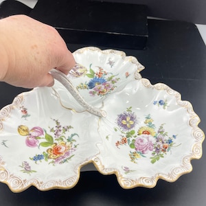 Bandeja para servir con tres lóbulos de porcelana antigua de Dresde de Grossbaum & Sohn, Alemania, década de 1900, pintada a mano.